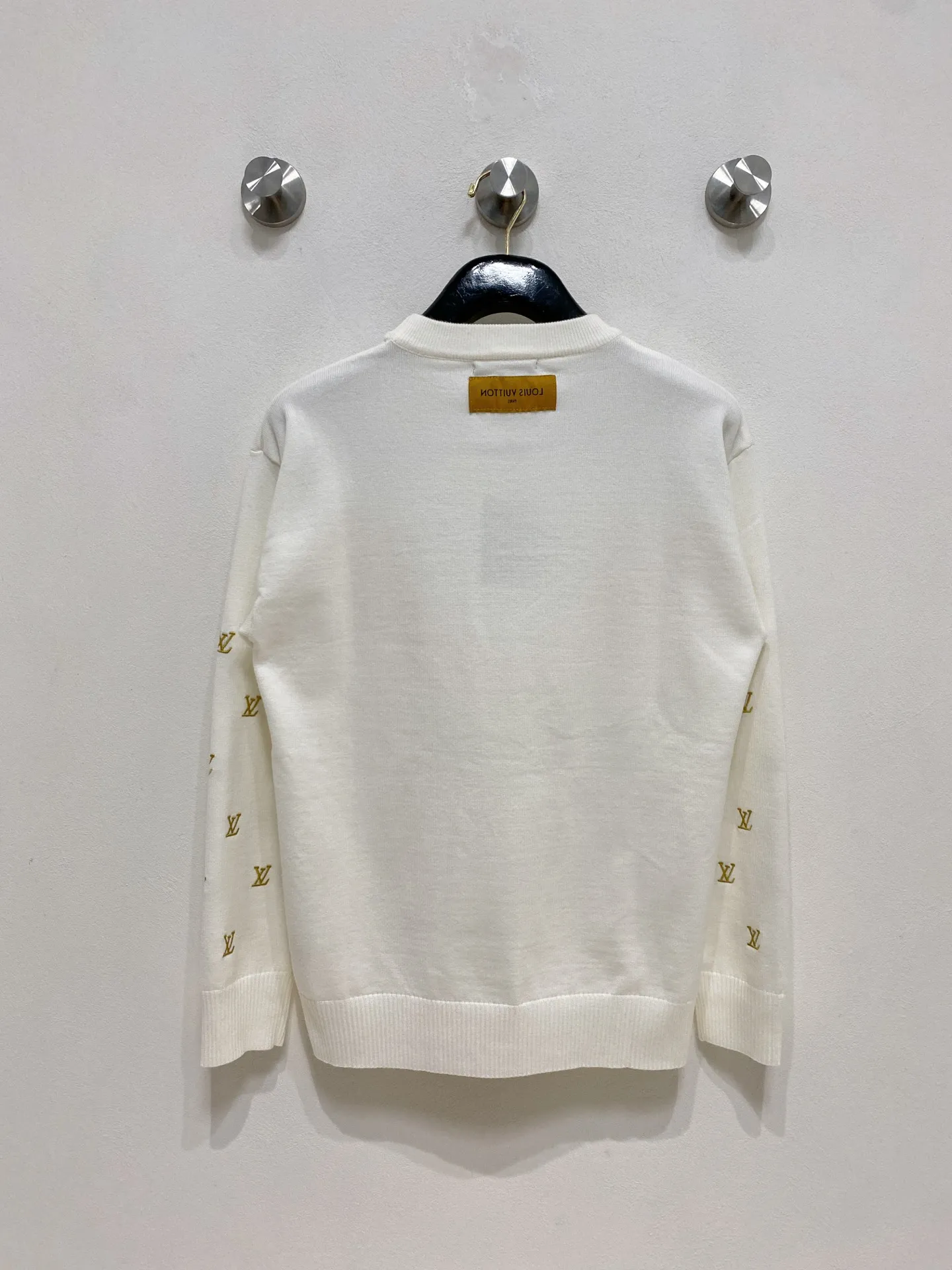 🅿️440 LV 2025 new wool blended round neck long sleeve sweater cardigan bottoming sweater, high-end version! The custom-made fabrics at the counter are highly breathable and comfortable, with impeccable details and brand element design concepts, reflecting high quality. It feels delicate and soft! It presents a casual cut and the upper body shape is great! 🐉Code size: M-3XL